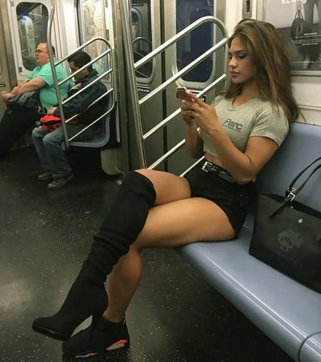 Девушки в общественном транспорте