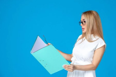 Девушка с папками