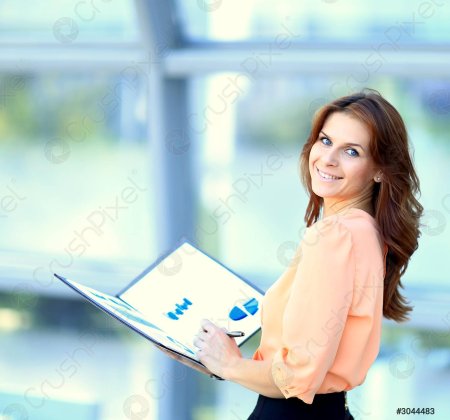 Девушка с папкой в руках