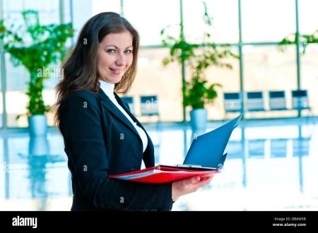 Женщина с папкой