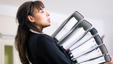 Женщина с бумагами