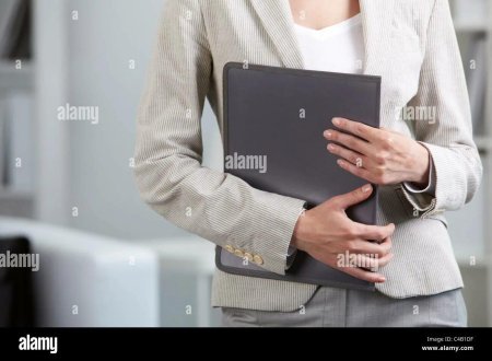 Девушка с папкой в руках