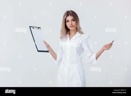 Девушка в белом халате медицинском