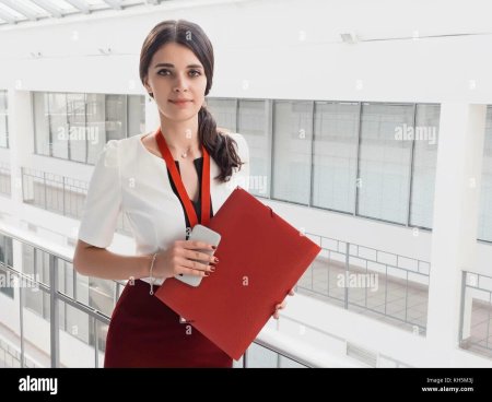 Девушка с папкой в руках