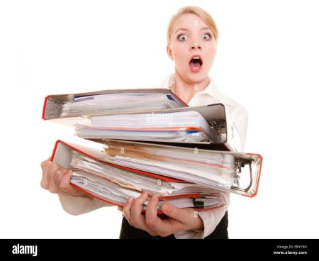 Человек с кучей бумаг