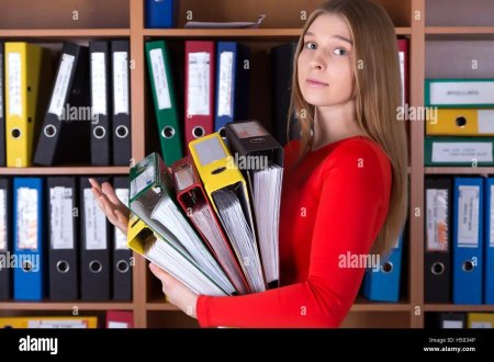 Девушка с папкой