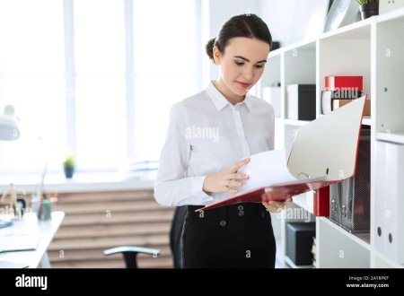 Девушка с бумагами