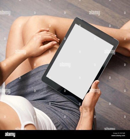 Девушка с планшетом