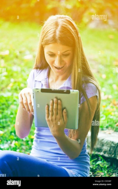 Женщина с планшетом