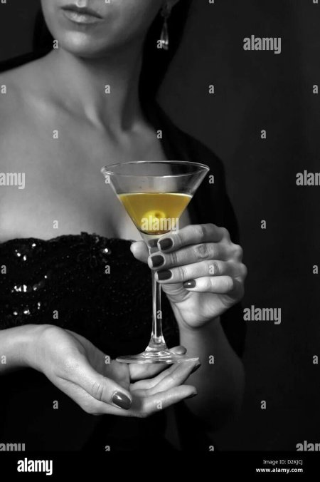 Женщина с бокалом