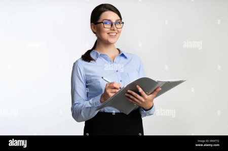 Женщина с папкой бумаг