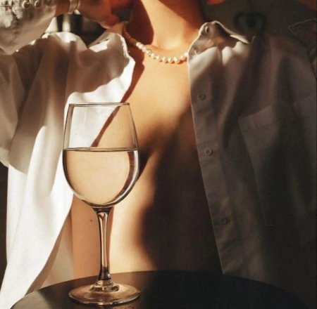 Девушка с бокалом