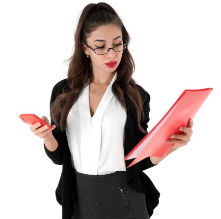 Девушка с красной папкой в руках