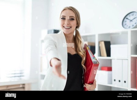 Девушка с папкой в руках