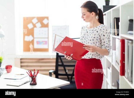 Женщина с красной папкой