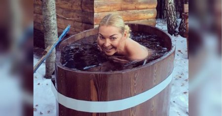 Анастасия Волочкова в бочке