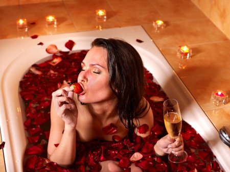Женщина в джакузи с шампанским