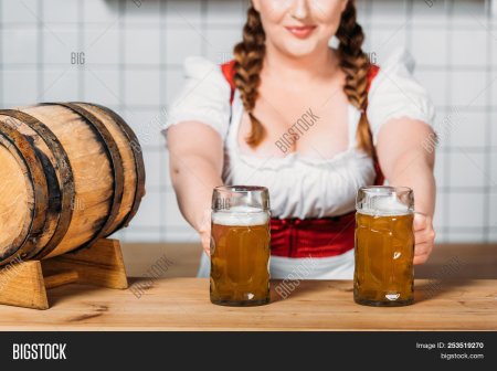 Официантка с пивом