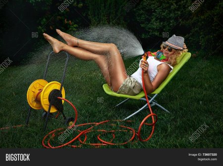 Девушка со шлангом