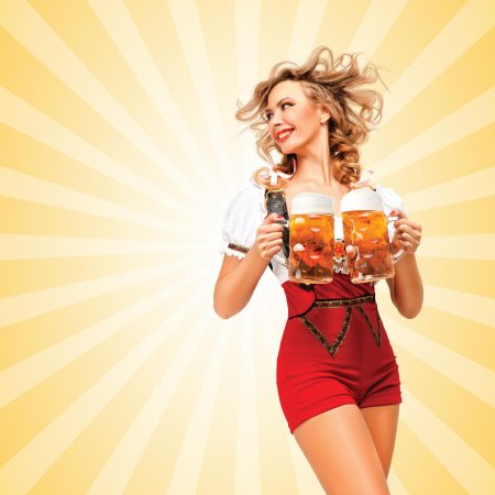 Девушка с бокалом пива