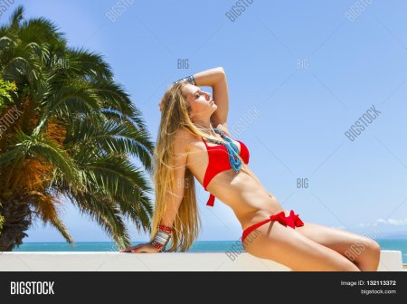 Блондинка в Красном бикини