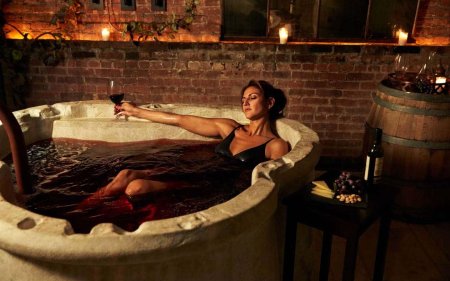 Девушка в джакузи