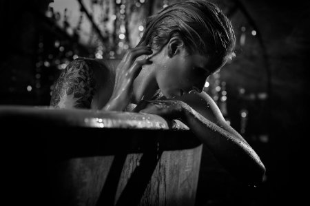 Фотосессия в ванной черно белая