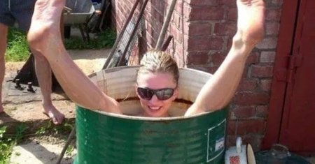 Загорает на даче