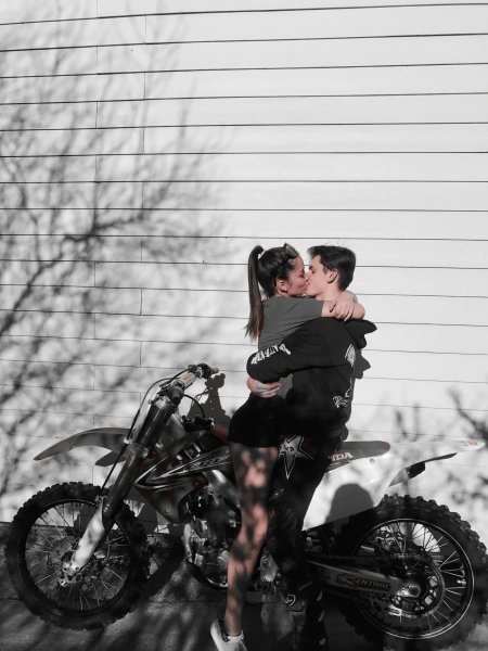 Пара на мотоцикле