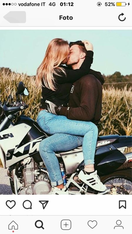 Парень с девушкой на мотоцикле