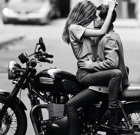Парень с девушкой на мотоцикле