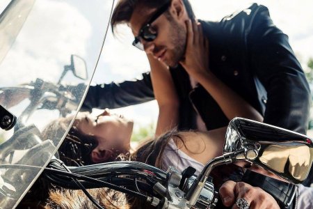 Парень с девушкой на мотоцикле