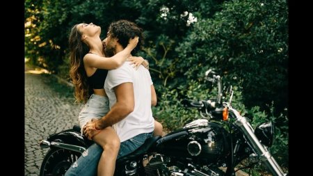 Мужчина и женщина на мотоцикле
