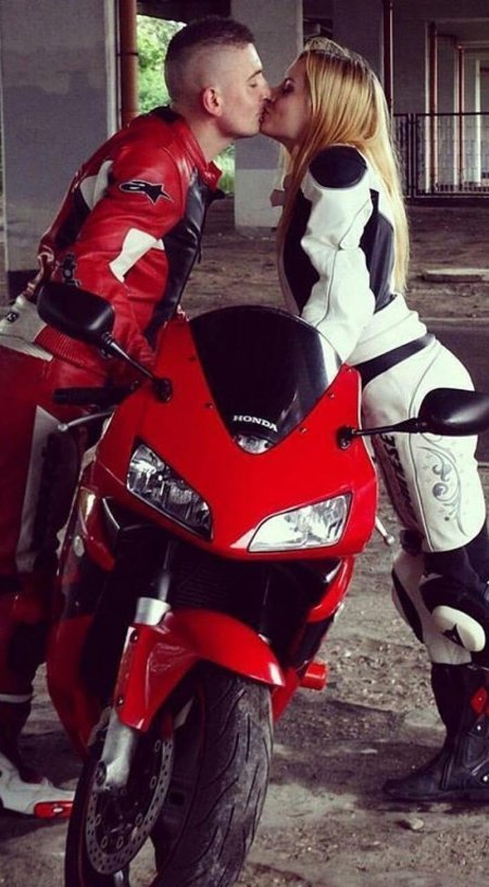 Парень с девушкой на спортбайке