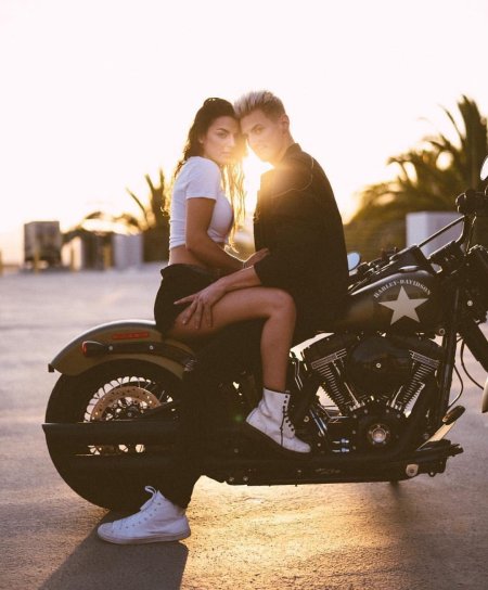 Парень с девушкой на мотоцикле