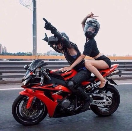 Девушка на мотоцикле