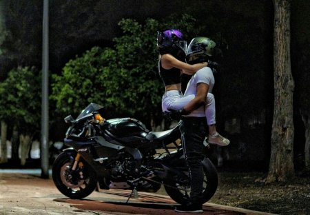 Парочка на мотоцикле