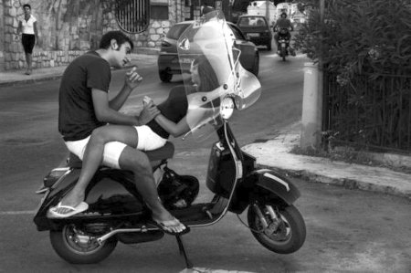 Парень на мопеде