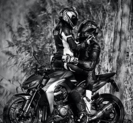 Пара на мотоцикле