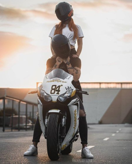 Пара мотоциклистов