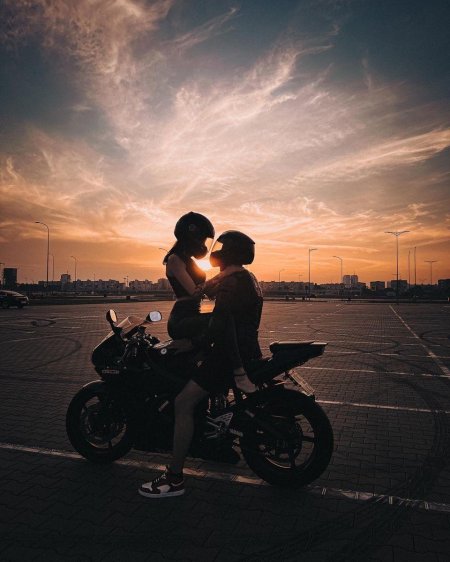 Объятия на мотоцикле