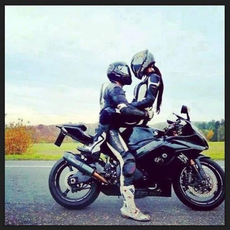 Пара на мотоцикле в шлеме