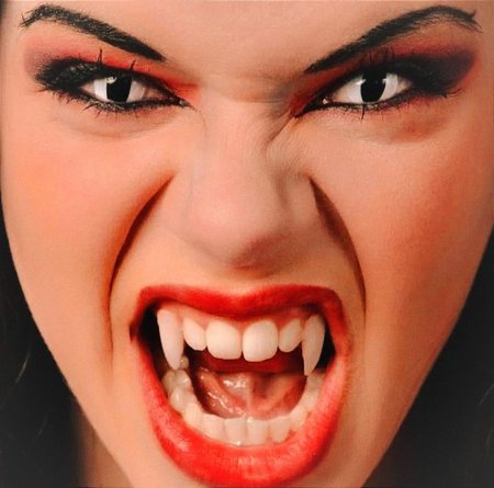 Девушки с клыками красивые