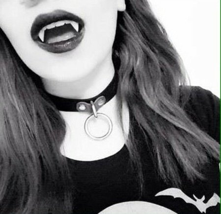 Девушки готы с клыками