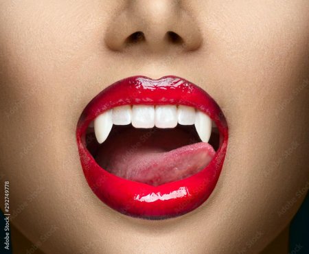 Клыки девушка губы