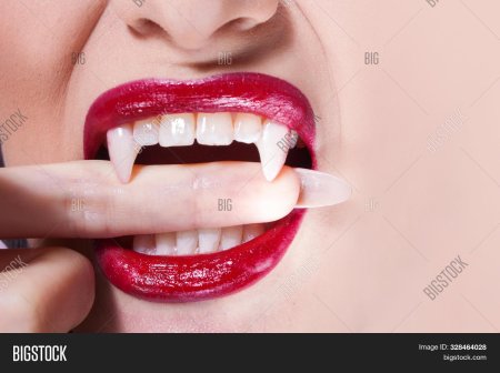 Маникюр вампирские клыки