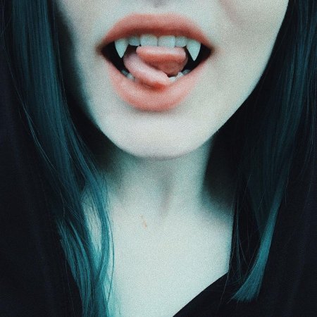 Девушка с клыками Эстетика