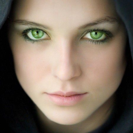 Женщина с зелеными глазами