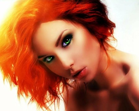 Девушка с рыжими волосами и зелеными глазами