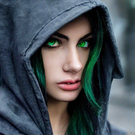 Девушка с зелеными глазами